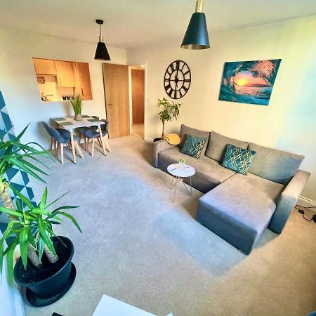 A Stylish Retreat - Super King Bed - Heart Of Town Centre - 5 Mins Stroll To Beach 본머스 외부 사진
