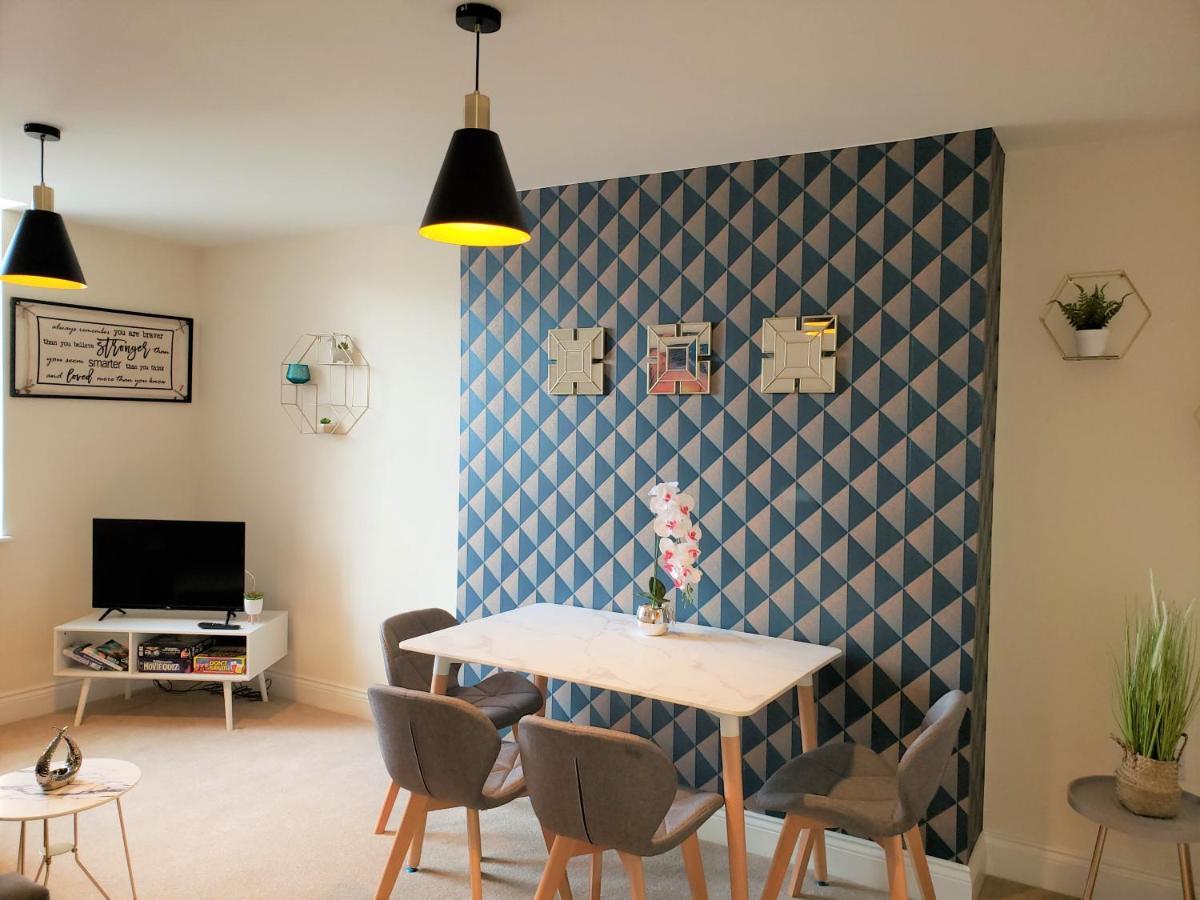 A Stylish Retreat - Super King Bed - Heart Of Town Centre - 5 Mins Stroll To Beach 본머스 외부 사진