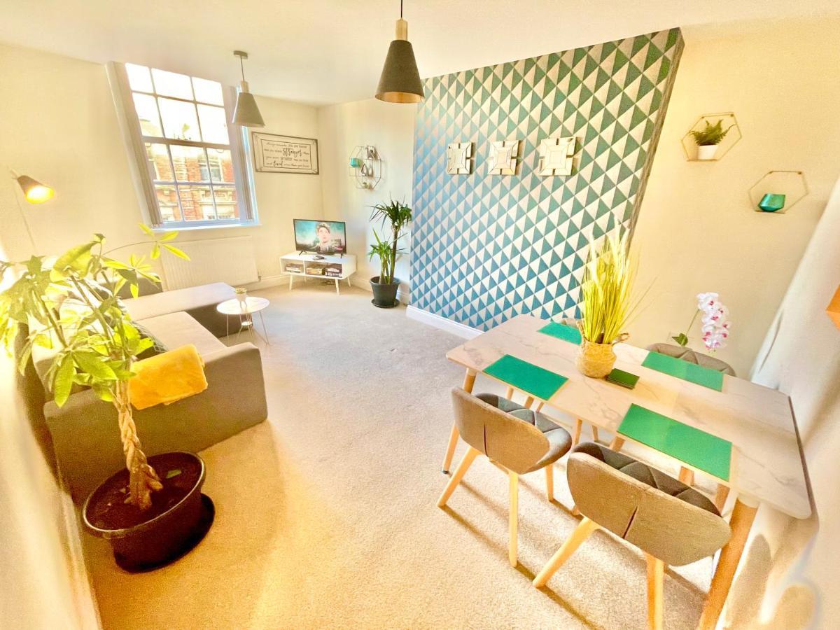 A Stylish Retreat - Super King Bed - Heart Of Town Centre - 5 Mins Stroll To Beach 본머스 외부 사진