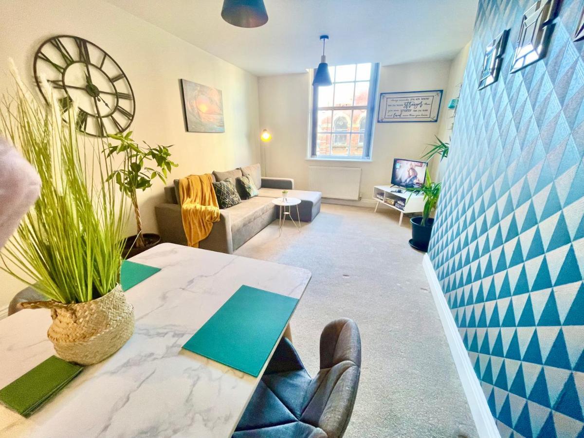 A Stylish Retreat - Super King Bed - Heart Of Town Centre - 5 Mins Stroll To Beach 본머스 외부 사진