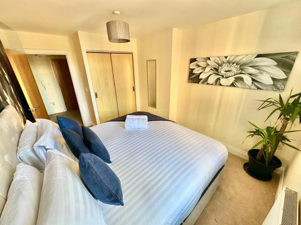 A Stylish Retreat - Super King Bed - Heart Of Town Centre - 5 Mins Stroll To Beach 본머스 외부 사진