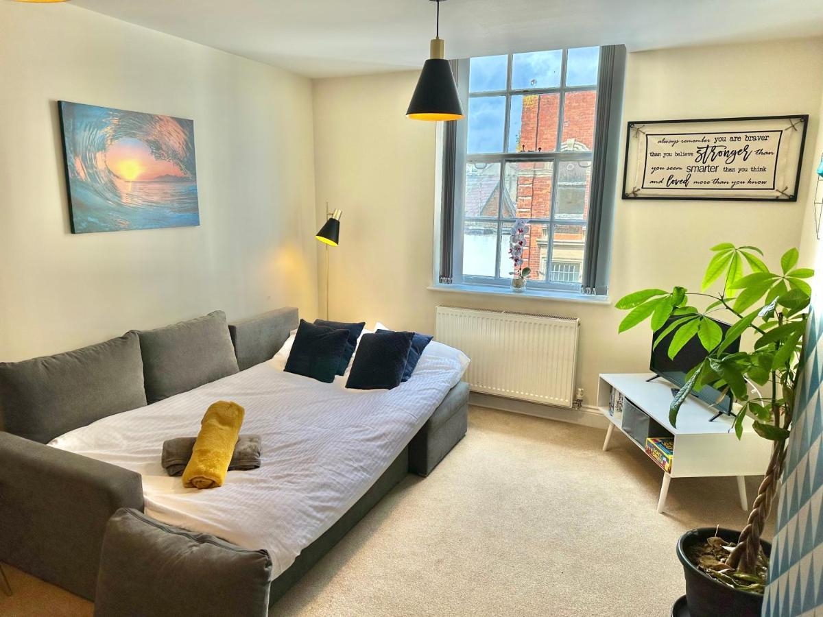 A Stylish Retreat - Super King Bed - Heart Of Town Centre - 5 Mins Stroll To Beach 본머스 외부 사진